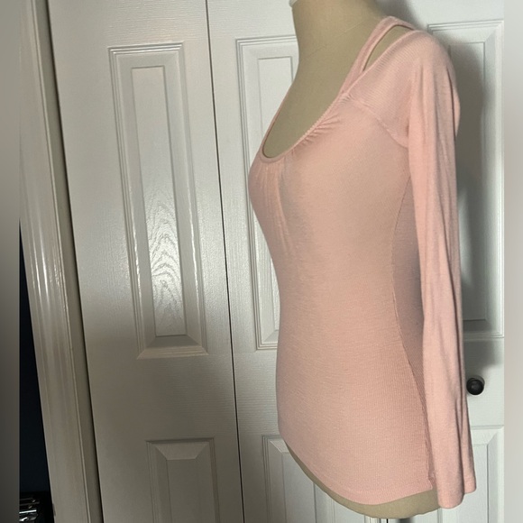 Moda international cold shoulder beautiful top 💗 - Picture 8 of 14